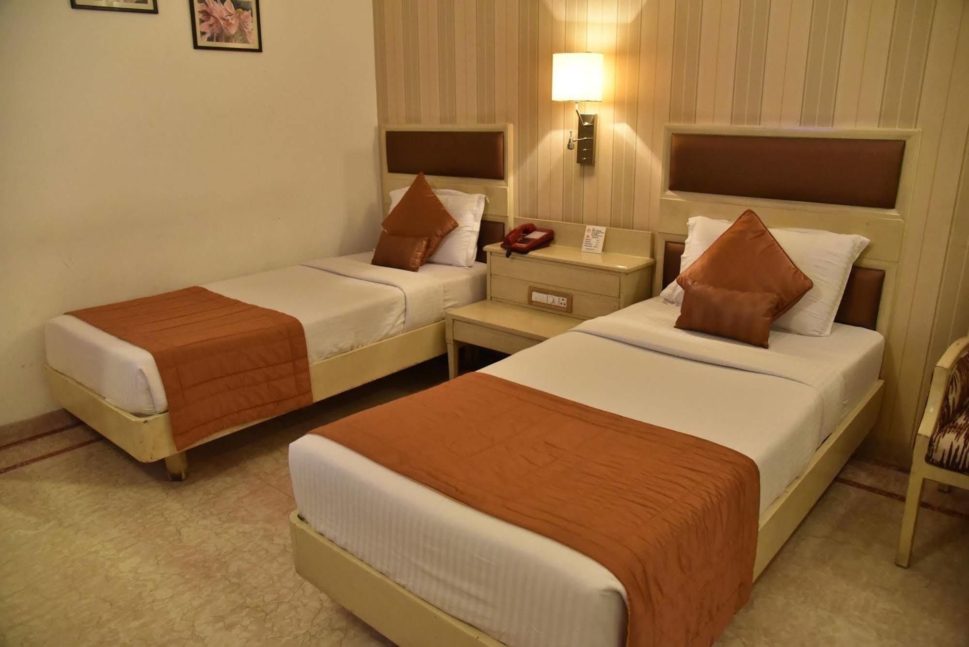 Hotel Park Grand Чандигарх Экстерьер фото