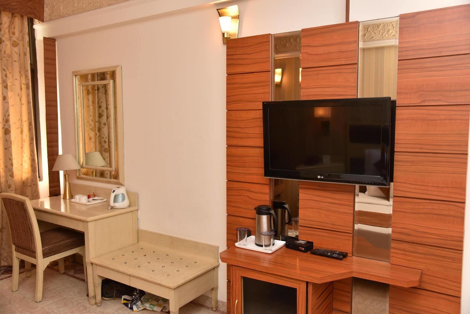 Hotel Park Grand Чандигарх Экстерьер фото
