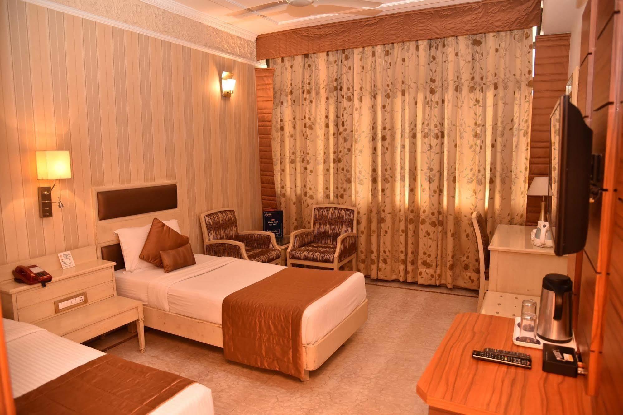 Hotel Park Grand Чандигарх Экстерьер фото